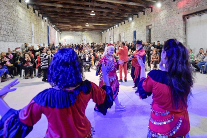 İzmir'de Romanlar Günü’nde kalpler 9/8’lik şarkılarla attı