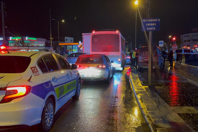 Düzce'de kırmızı ışıkta bekleyen araca minibüs çarptı!