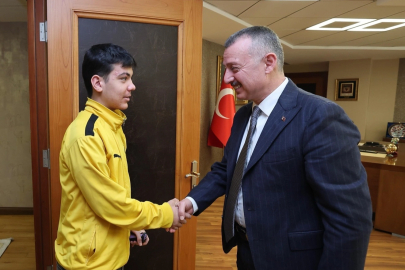 Kocaelisporlu Efe'den Başkan Büyükakın’a ziyaret