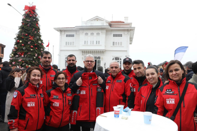 Mudanya'da belediye çalışanları yeni yılı Mütareke Meydanı'nda karşıladı