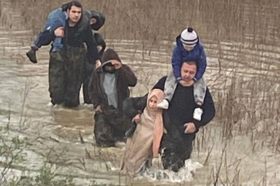 Manisa'da selde mahsur kalanları itfaiye kurtardı