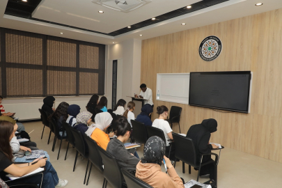 Konya Karatay'da gençlere 18 branşta eğitim fırsatı sunuyor