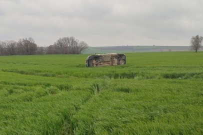 Keşan-Beğendik yolunda ticari araç buğday tarlasına uçtu!