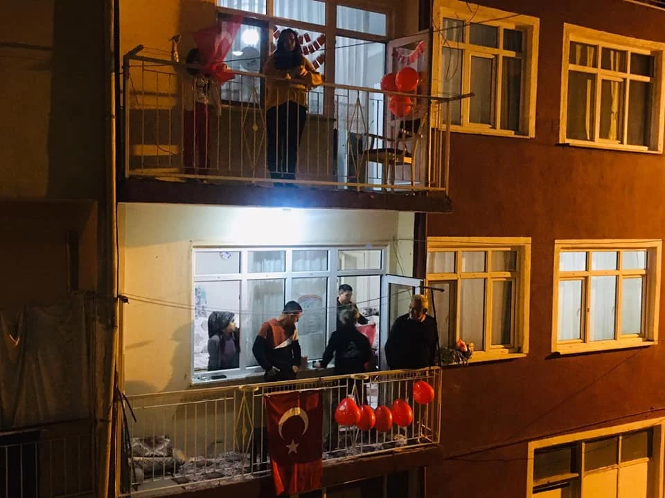 Harmancık'ta İstiklal Marşı balkonlardan böyle okundu -izle