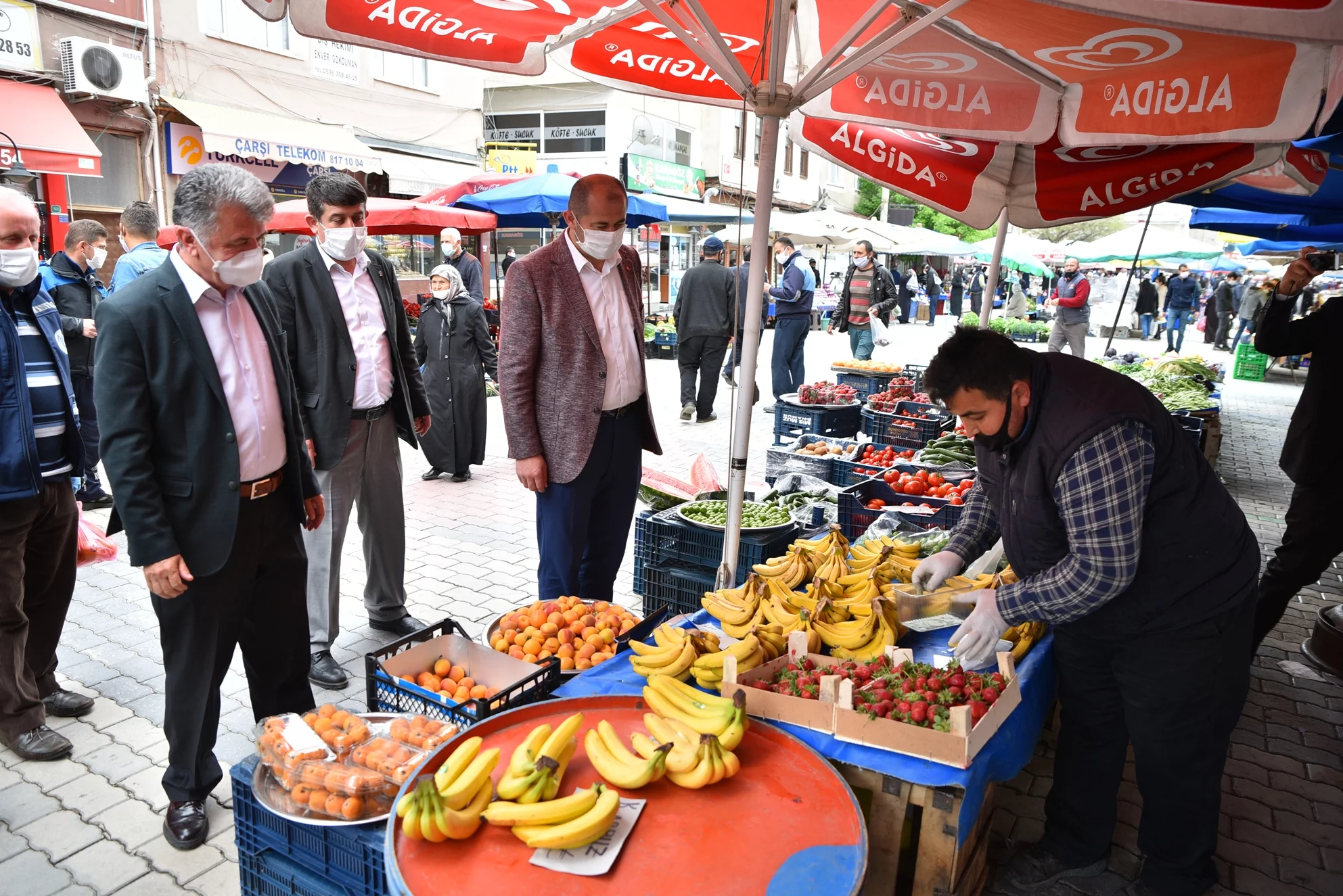Karantinadaki Nalınlar'ın alışverişini Mustafa Bektaş ile Ali Aykurt Salı pazarından yaptı -izle