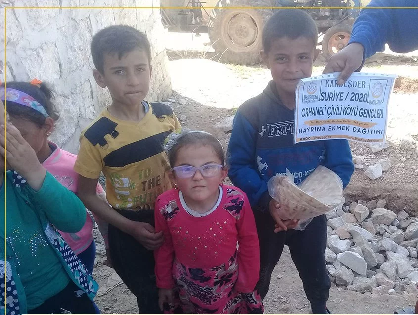 Çivili köyü gençleri Suriye'de ekmek dağıttı