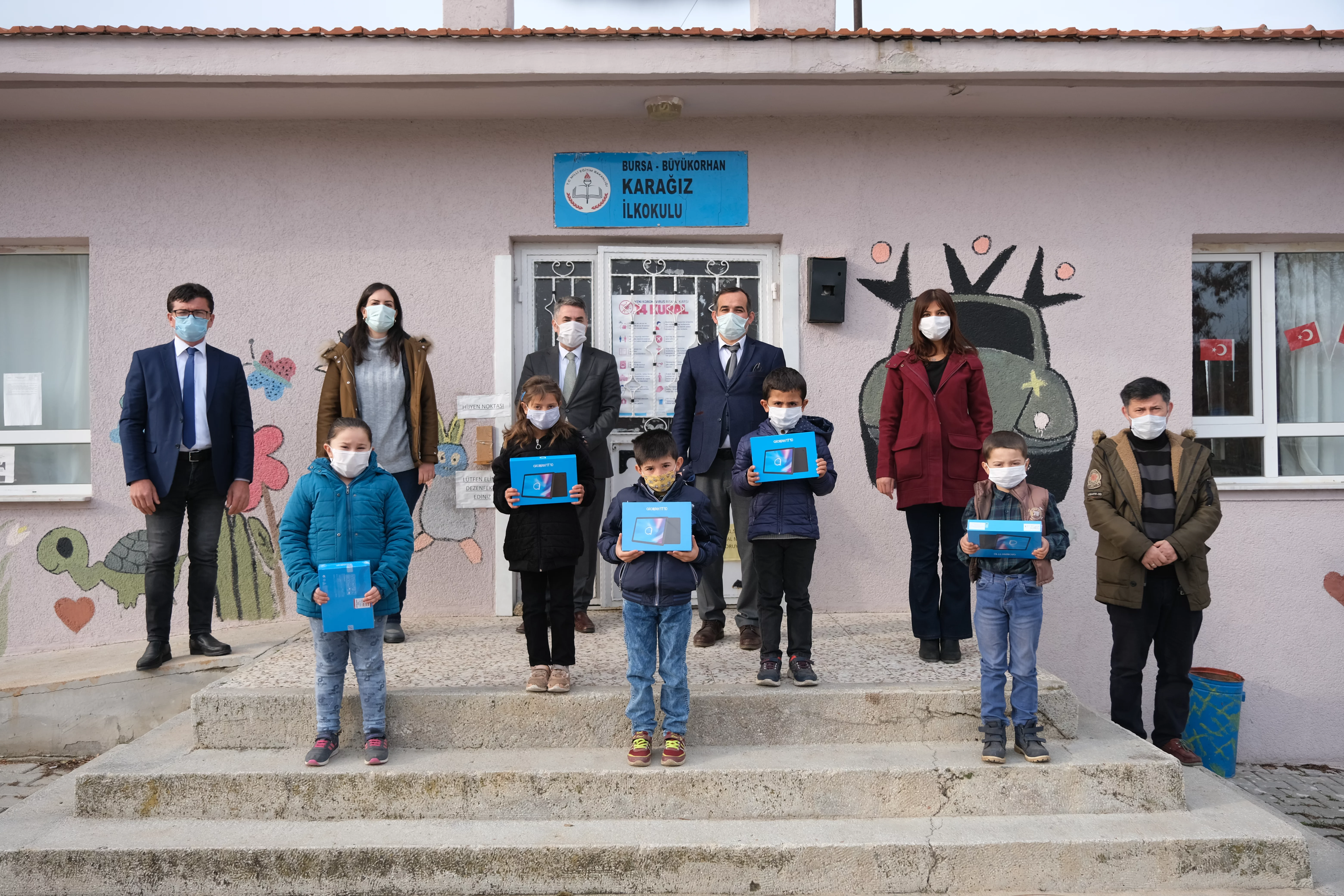 DağDer'den Büyükorhan'daki köy öğrencilerimize 84 tablet desteği -İZLE